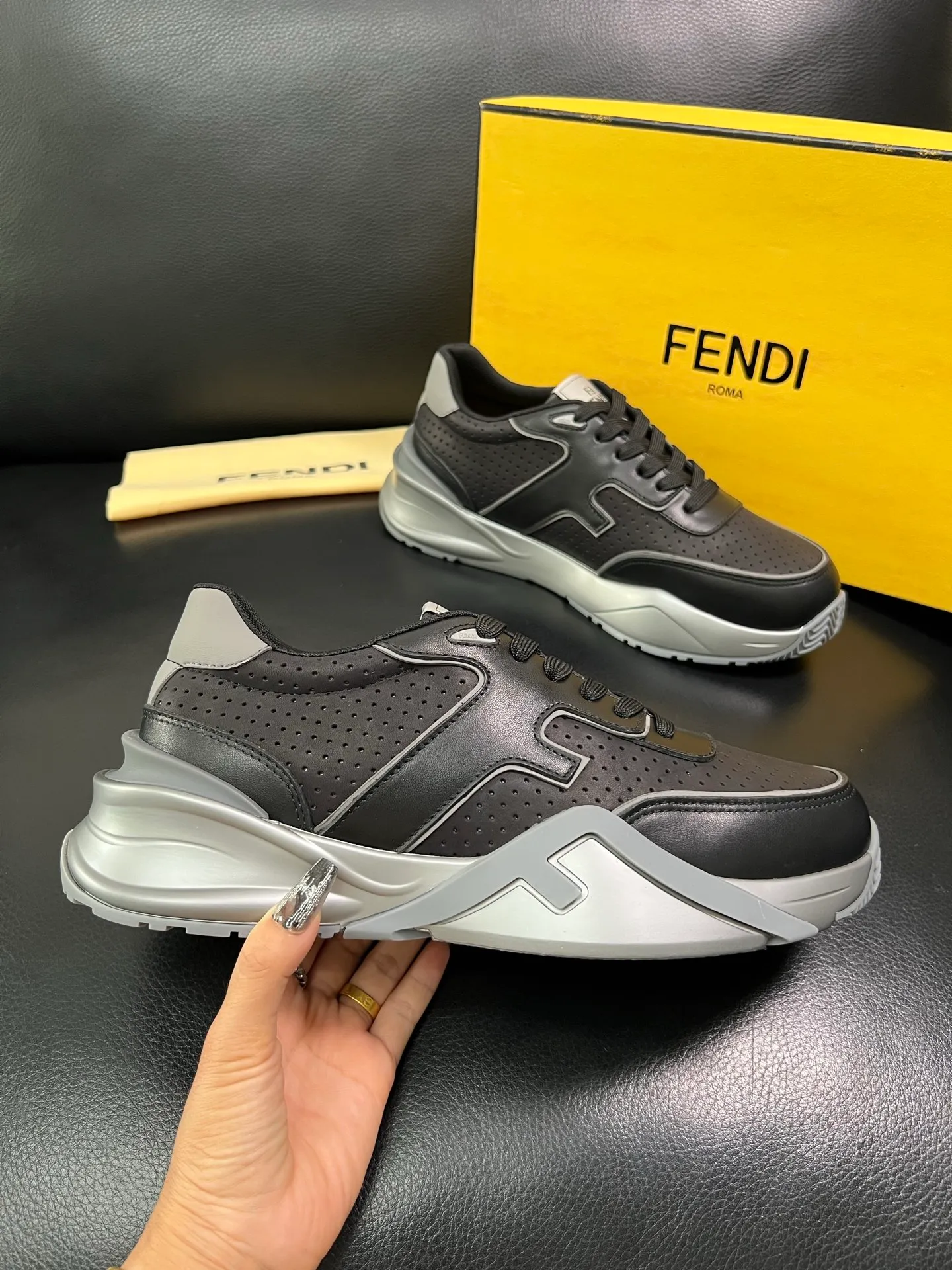 Men's shoes 💰840 FENDI top purchasing Fendi counters are equipped with the original factory, original fabrics imported from Italy, breathable and comfortable cowhide lining, soles: original soles specially provided by the original factory are super comfortable, original factory orders 🔍high quality, you can enter and exit the counter at will, welcome to compare, code number 39-44 (customized 38-45) 85856